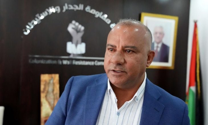 الاحتلال يقتحم منزل رئيس هيئة مقاومة الجدار والاستيطان ويخربه