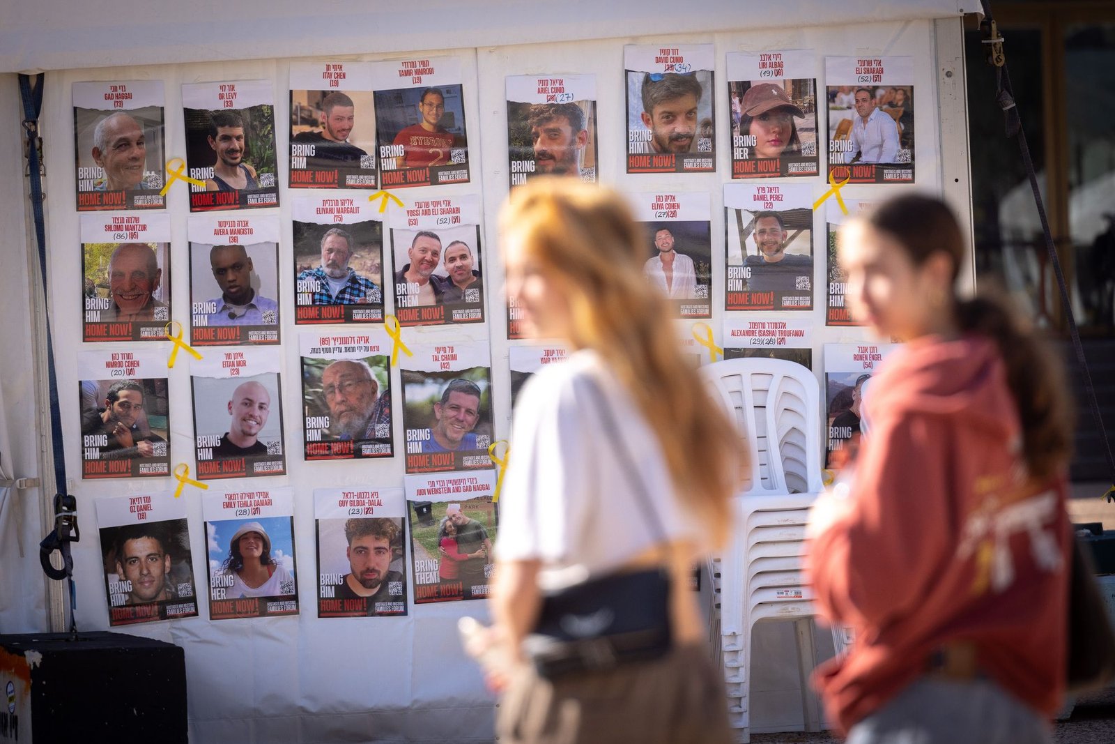 عائلات الأسرى الإسرائيليين تطالب ديرمر بإبرام صفقة  فورية أو التنحي