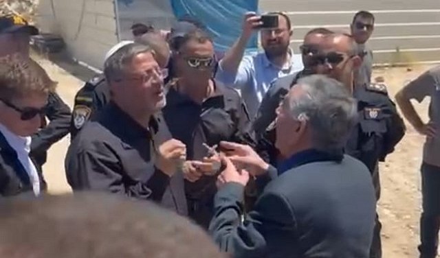 مواجهة بين إيتمار بن غفير ورئيس بلدية رهط في النقب المحتل طلال القريناوي 