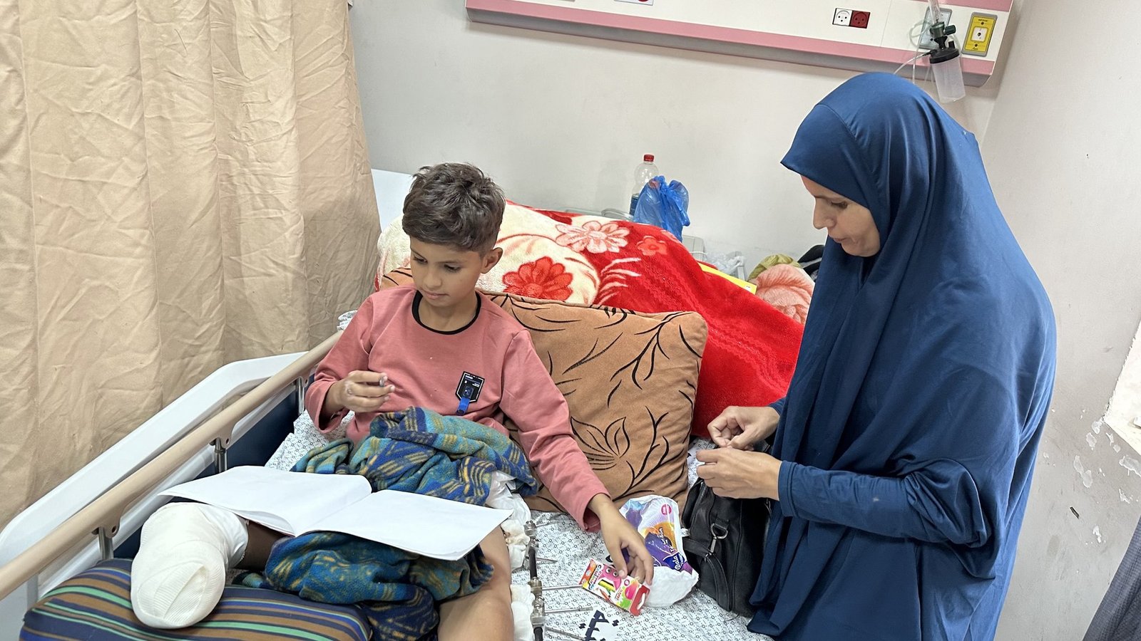 الاونروا:   في شمال غزة لا يبحث الاطفال  عن ألعابهم أوأقلامهم بل عن الماء