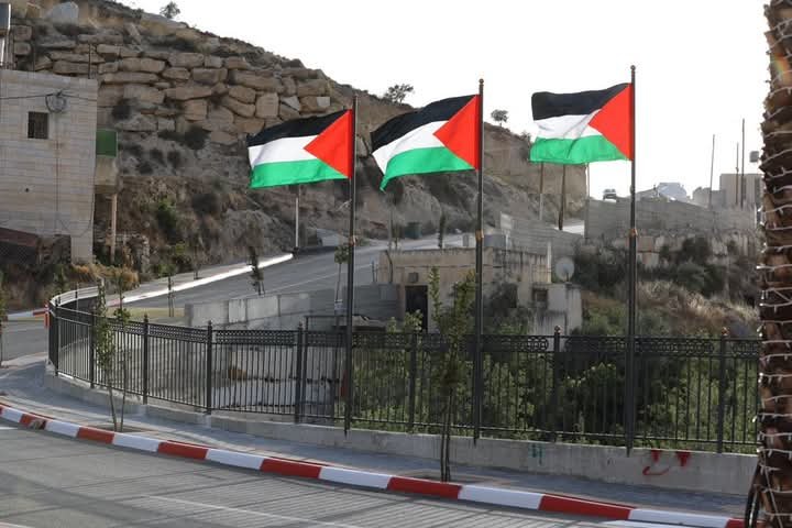 وزير الحكم المحلي يفتتح  شارع رئيسي جديد في بلدة تفوح