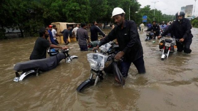 ارتفاع ضحايا الفيضانات شمال باكستان إلى 351