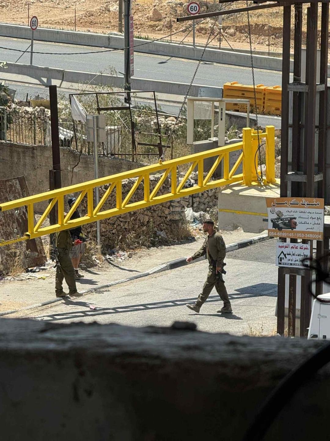 الاحتلال ينصب بوابتين حديديتين على مدخل بلدة حزما  وبيت لحم 
