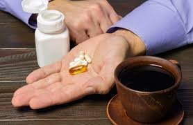 لماذا يحذر الخبراء من  شرب القهوة مع بعض أنواع الأدوية