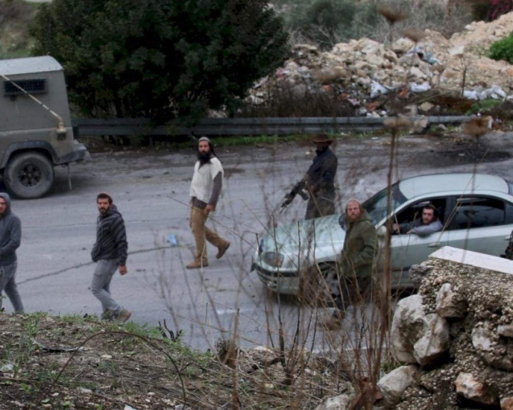 مستوطنون  يهاجمون مركبات المواطنين قرب قرية  المنيا 