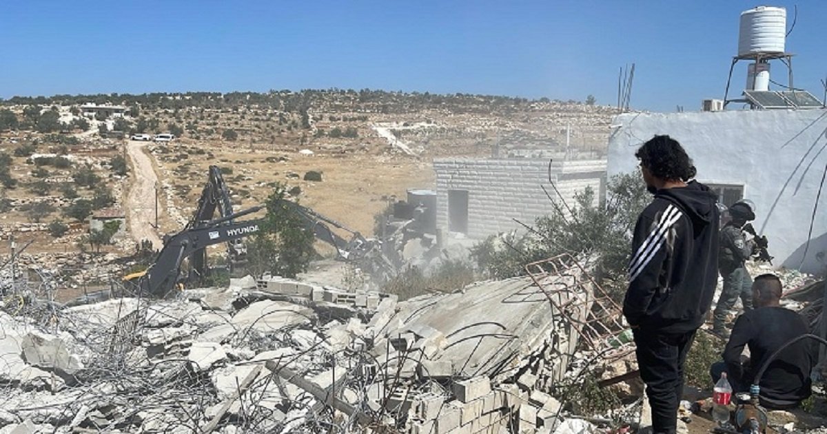 الاحتلال يهدم 4 منازل في برطعة ويقتلع مئات أشجار الزيتون ويخطر 20 منزلاً بوقف البناء في تقوع