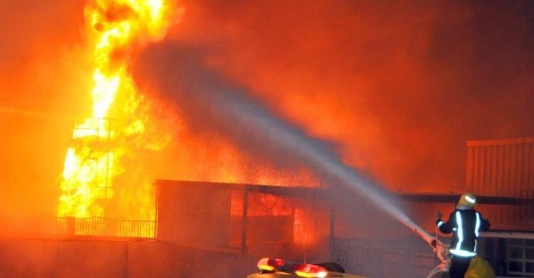 إصابات بينهم "طفل رضيع" في حريق اندلع بشقة في رام الله