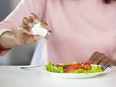  إضافة الملح على الطعام.... دراسة تحدد الاسباب 