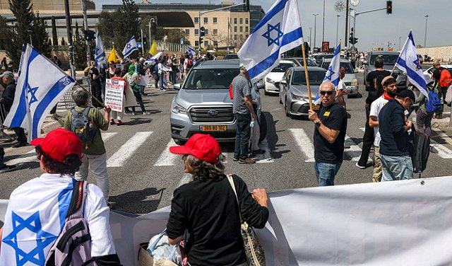 تواصل المظاهرات و الاحتجاجات ضد حكومة نتنياهو في تل أبيب والقدس