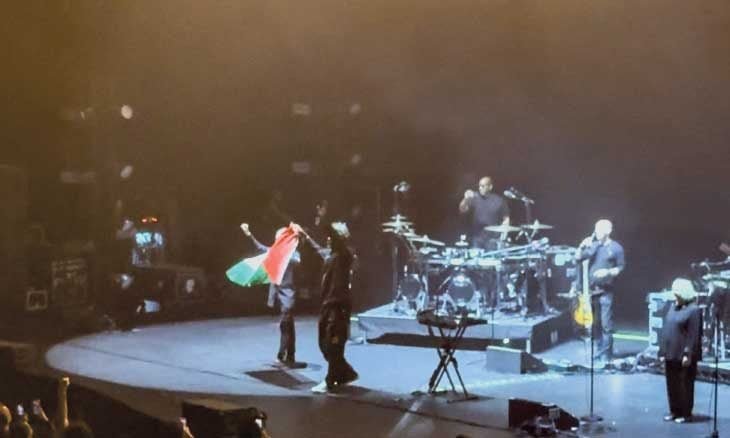شرطة سنغافورة تستجواب فرقة بريطانية  بعد رفعها العلم الفلسطيني