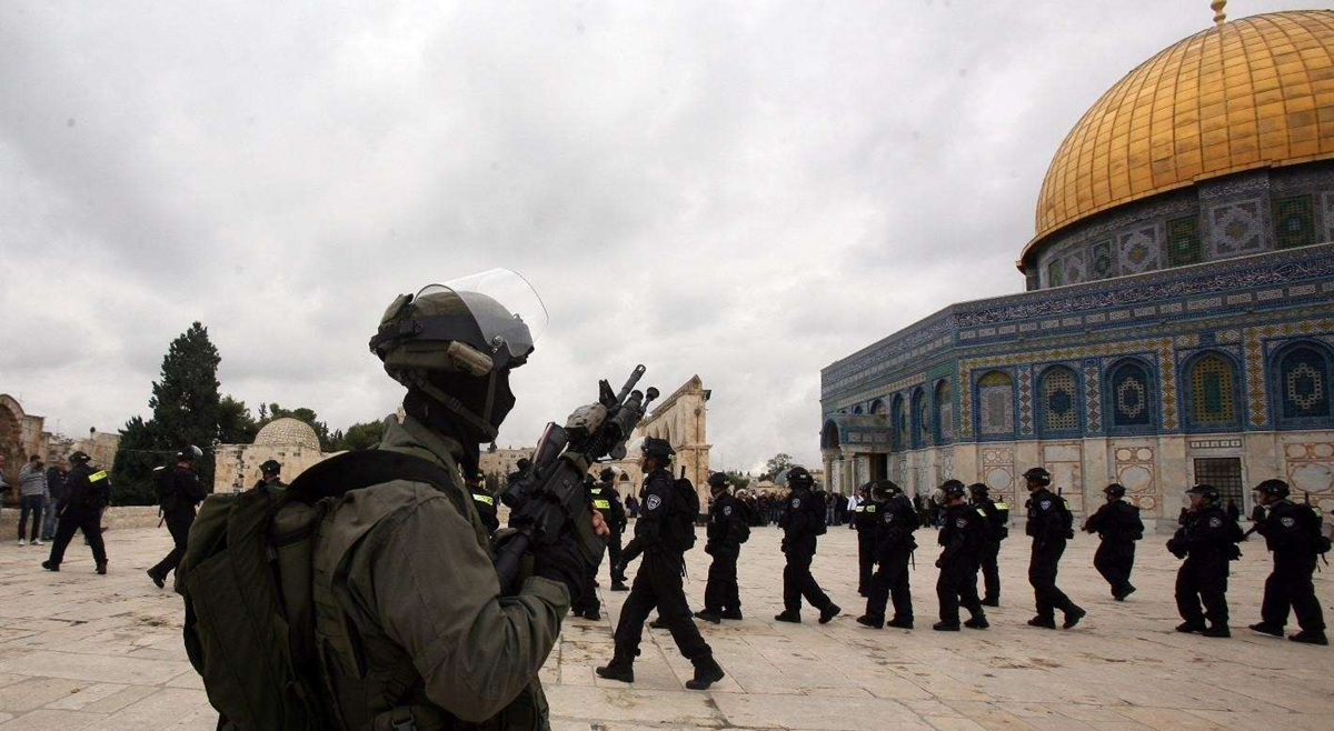الاحتلال يسلم المواطن   امير دعنا قرار بالإبعاد عن المسجد الاقصى لمدة أسبوع