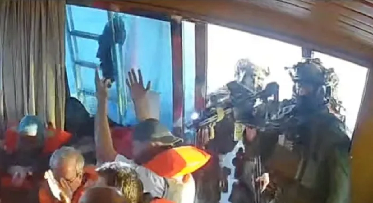 ترحيل 21 مشاركا بأسطول الصمود .. ونواب فرنسيون يضربون عن الطعام