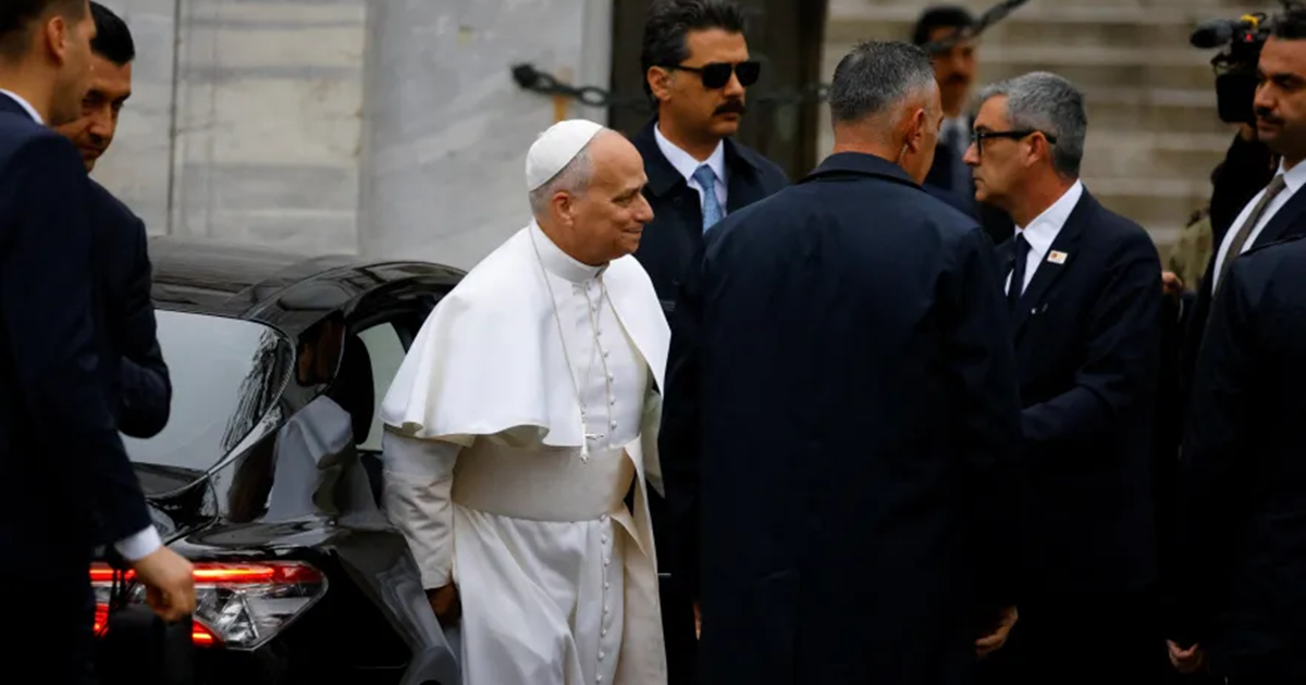 بابا الفاتيكان يخلع حذاءه خلال زيارته لمسجد السلطان أحمد في إسطنبول