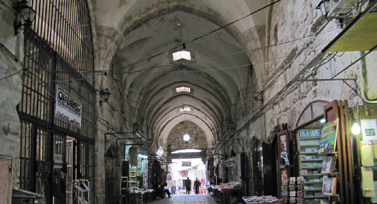 مستوطنون يعزلون سوق القطانين عن باب الجديد في القدس القديمة 