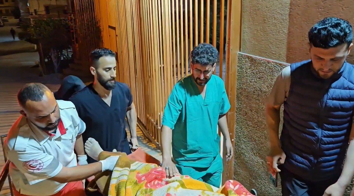 الطبيب أحمد النجار  هرع لإنقاذ جرحى ليجد جثامين أفراد عائلته