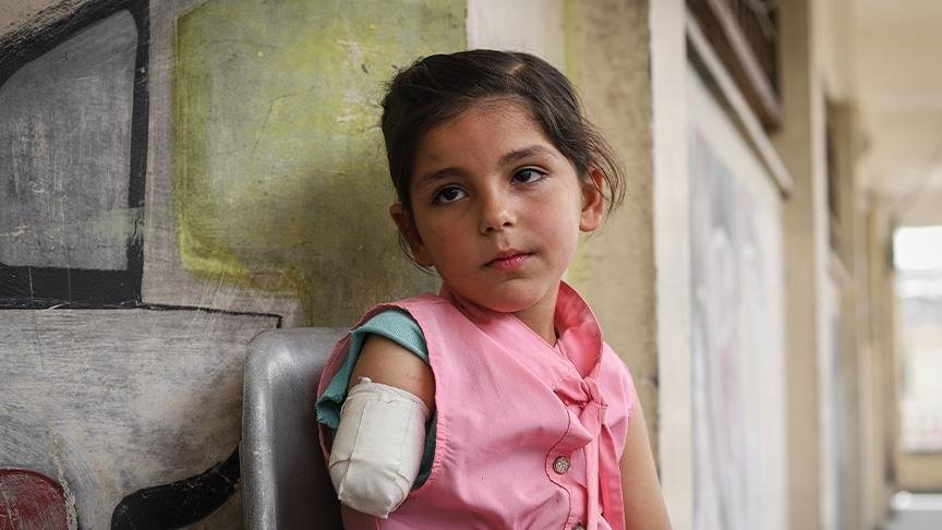 الطفلة غادة بترت يدها وهي تلهو على ارجوحة في قصف  دار الارقم 