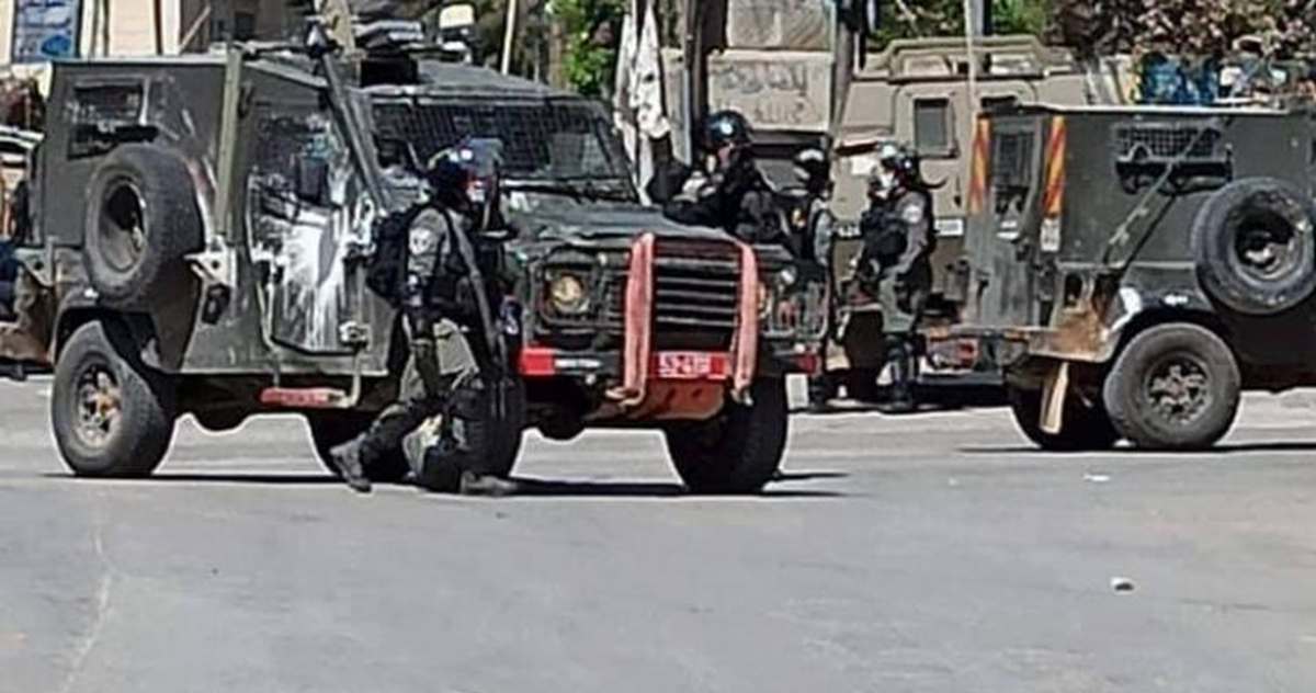 الاحتلال يداهم عددا من المحلات التجارية في  كفر عقب