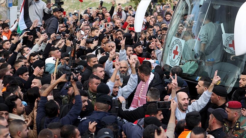 طولكرم تشهد وقفة تضامنية مع مسعفي الهلال الأحمر بغزة 