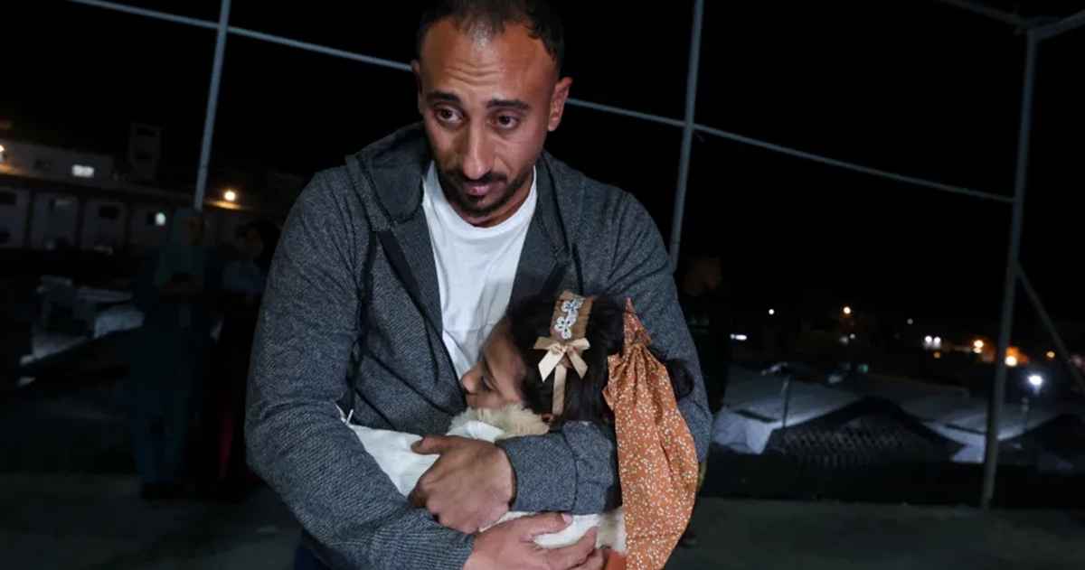 تقرير : “ولا دار واقفة”.. أسرة فلسطينية تسعد بالعودة الى غزة رغم مرارة الدمار