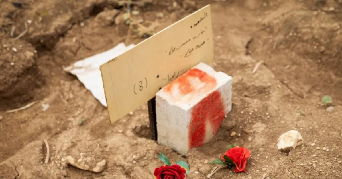 بين الركام .. لبناني يبحث عن ما تبقي من ذكريات عائلته التي استشهدت في قصف إسرائيلي