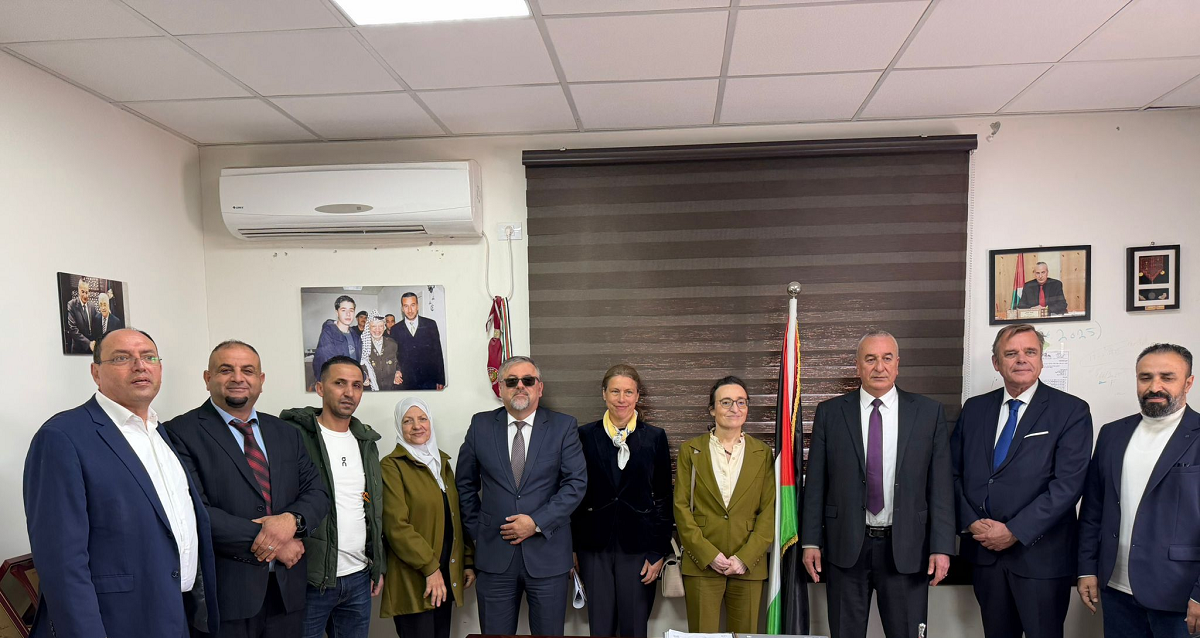 بلدية كفر عقب تطلع عددا من القناصل على واقع واحتياجات المنطقة المكتظة بالسكان 