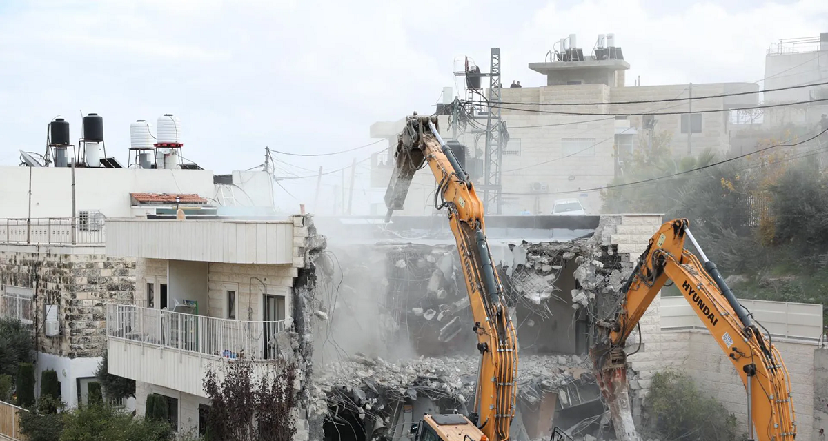 الاحتلال يهدم منزلاً وبركساً في بلدة رافات 