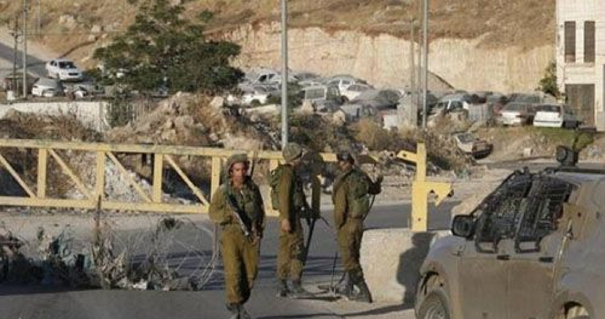 اسرائيل تشدد من  خناقها على الضفة وتواصل نصب الحواجز والبوابات الحديدية وتعرقل تنقل المواطنين