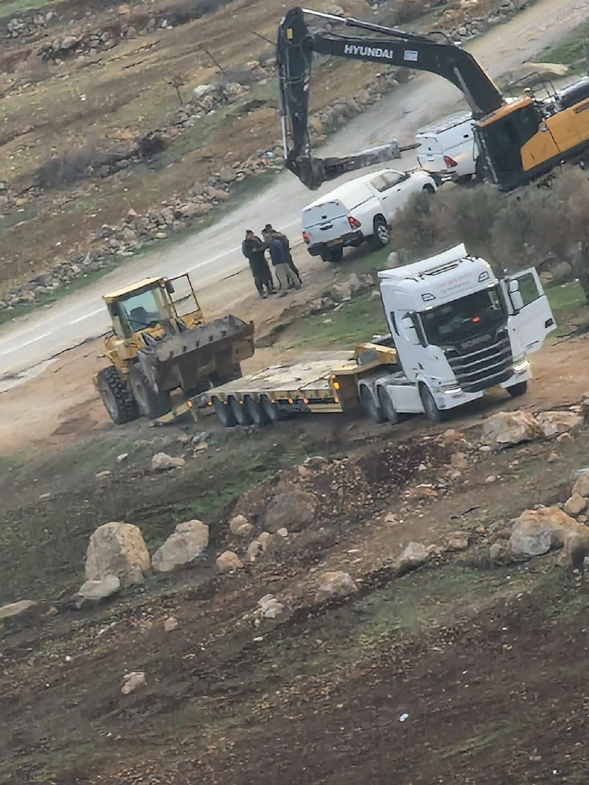 الاحتلال يهدم بركسا وحديقة أطفال بالمغير ويشرع بهدم منزل بالخضر