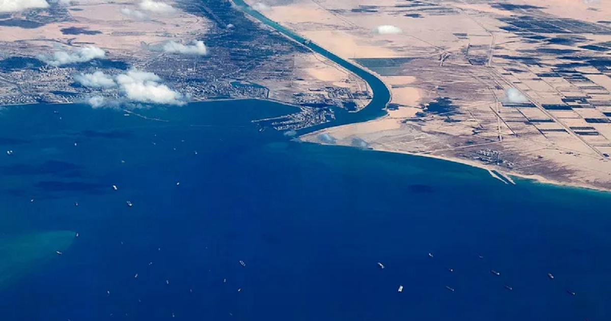 مقتل 4 إثر انقلاب بارجة في خليج السويس بمصر