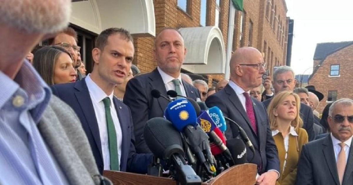 رفع علم فلسطين فوق مبنى السفارة في لندن 