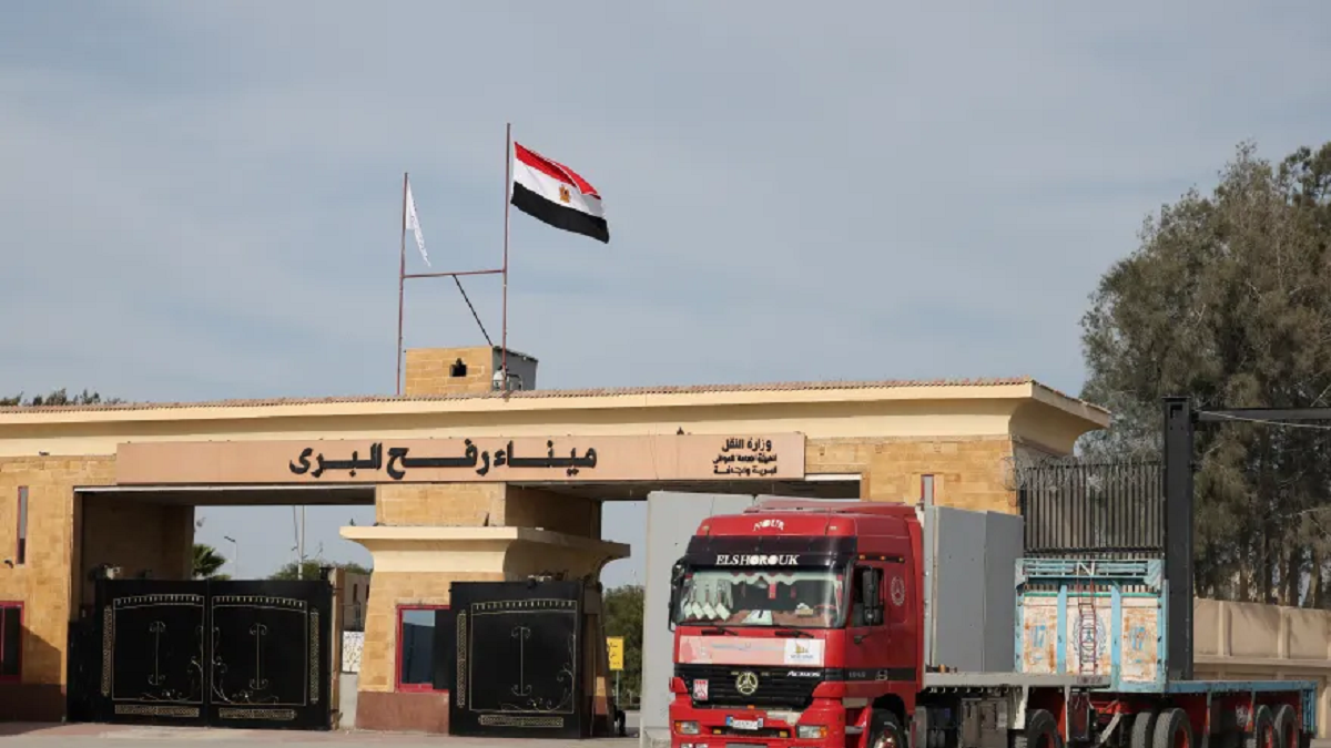 مصادر مطلعة : شاحنات المساعدات بدأت بالدخول في معبر رفح مع وصول دفعة جديدة من العائدين إلى غزة