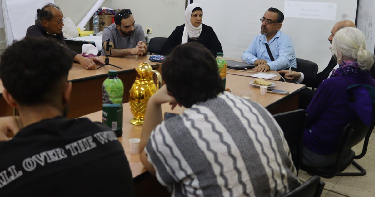 وفد أمريكي تضامني يزور مركز يافا الثقافي في مخيم بلاطة