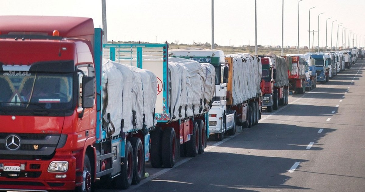 إدخال المساعدات إلى غزة : قنبلة موقوتة تهدد ائتلاف نتنياهو