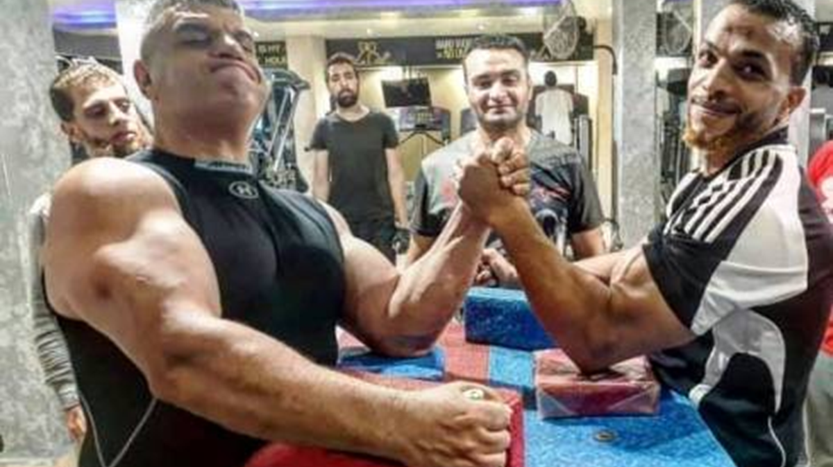 رياضة مصارعة الذراعين ونسج العلاقات الاجتماعية 