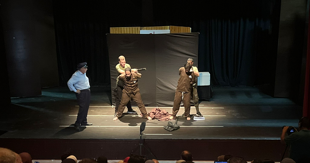 عرضٌ مسرحيٌّ مُميز لمسرحية "بوس العَلَم" 