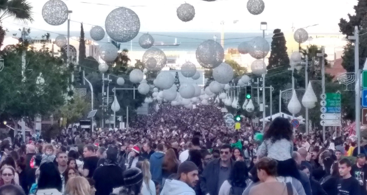 الشرطة الإسرائيلية تعتدي على مسيرة الميلاد في حيفا  