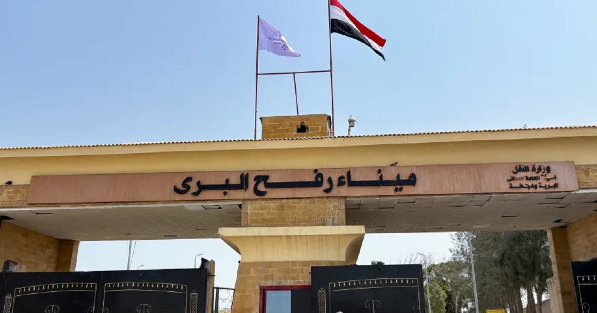 أب من غزة يأمل في إنقاذ ابنه المصاب بعد إتاحة الإجلاء الطبي