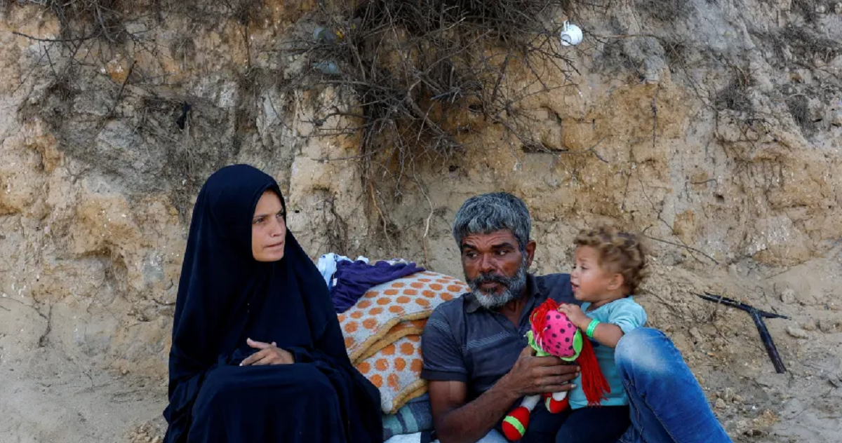 بعد أن فقدت توأمها في الحرب .. أم من غزة تكافح لعلاج ابنتها المريضة