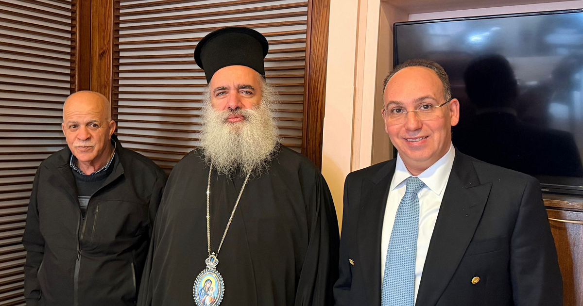 نسيبة وعبيدات يعايدان المطران عطالله حنا ويبحثان معه أوضاع القدس