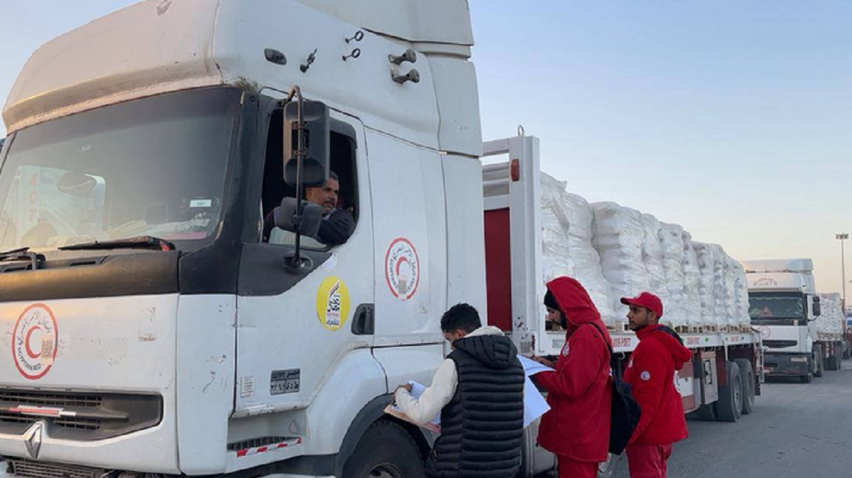 الهلال الأحمر المصري يطلق  قافلة "زاد العزة إلى غزة"