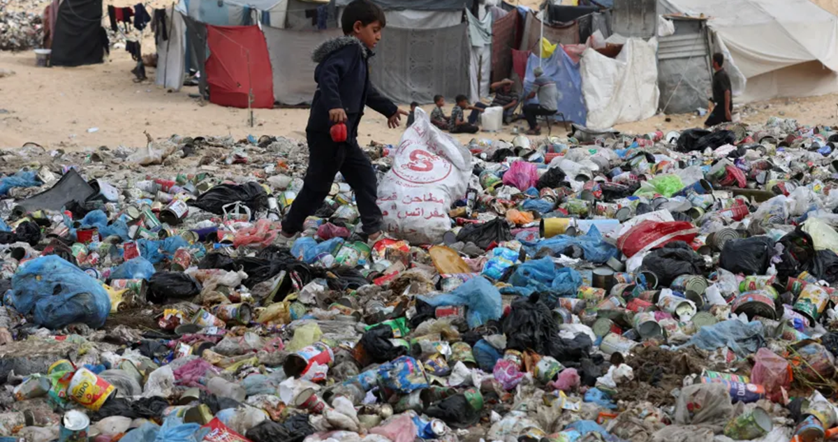 تقرير : تلال القمامة وتسرب الصرف الصحي حلقة جديدة في سلسلة المآسي بغزة