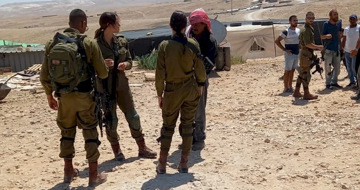 بعد ساعات من العودة .. مستوطنون يحرقون تجمع عرب المليحات ويطردون سكانه