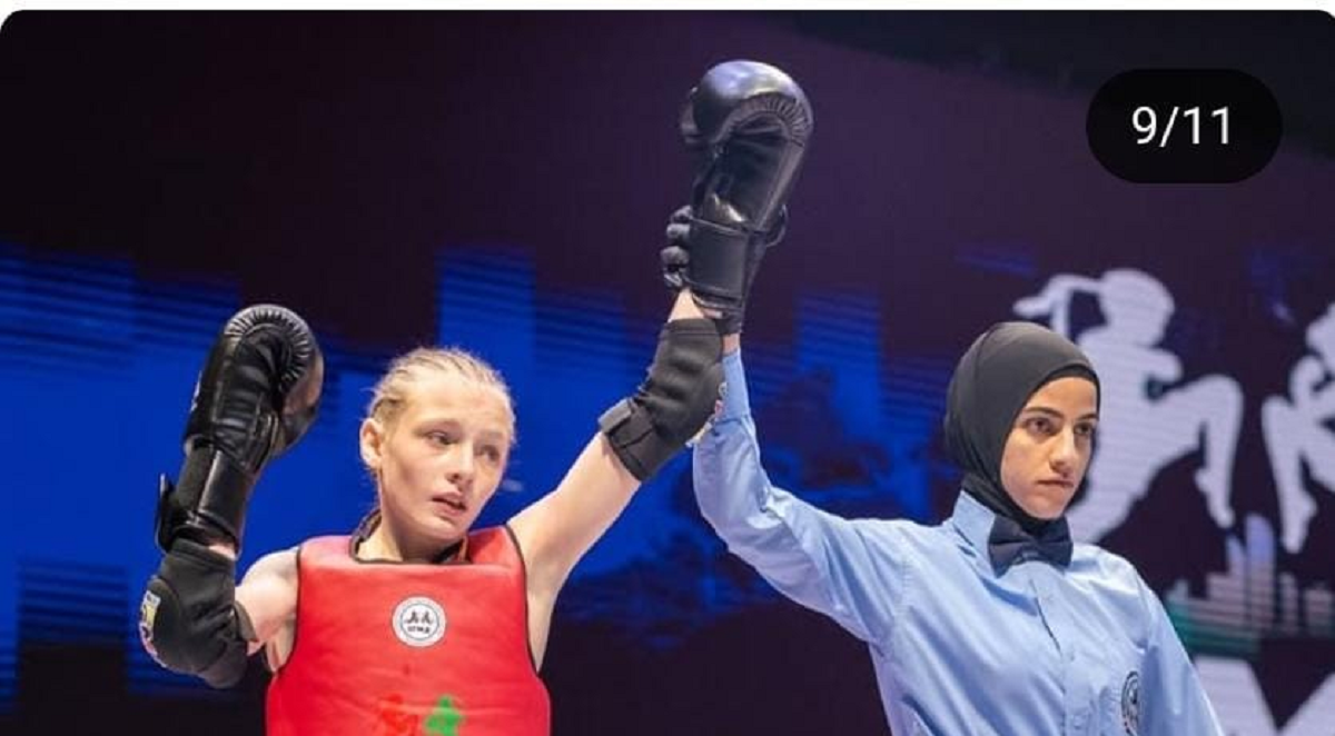 الحكم الدولي صابرين علان تختتم مشاركتها في بطولة العالم للشباب للمواي تاي بأبوظبي