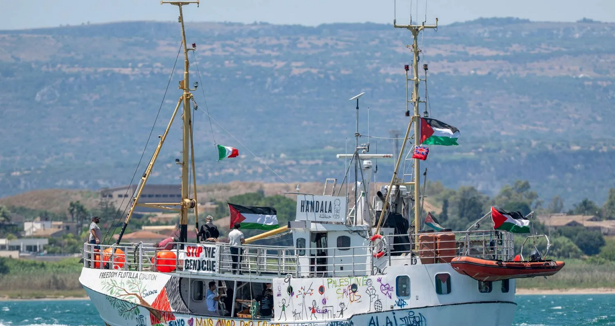 السفينة «حنظلة» تبحر بالمساعدات الإنسانية من إيطاليا إلى غزة 