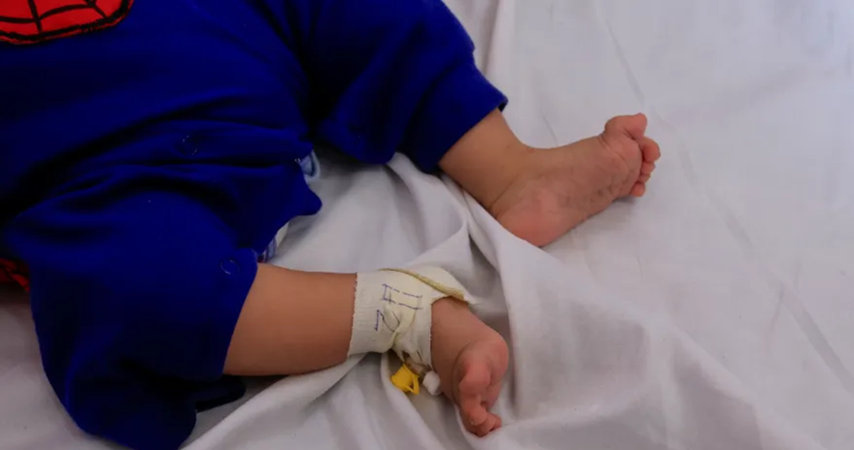 اطباء : زيادة إصابات التهاب السحايا بين أطفال غزة  