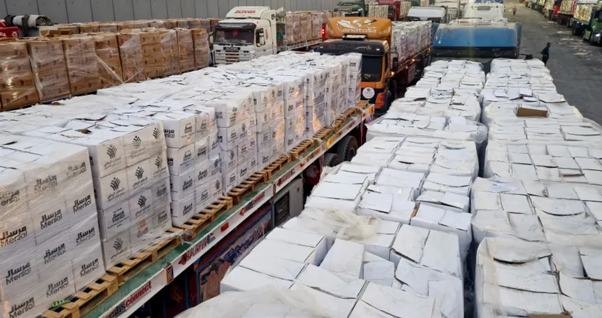 شحنات المساعدات قابعة في المستودعات وعلى جوانب الطرق بعد ردها من قطاع غزة