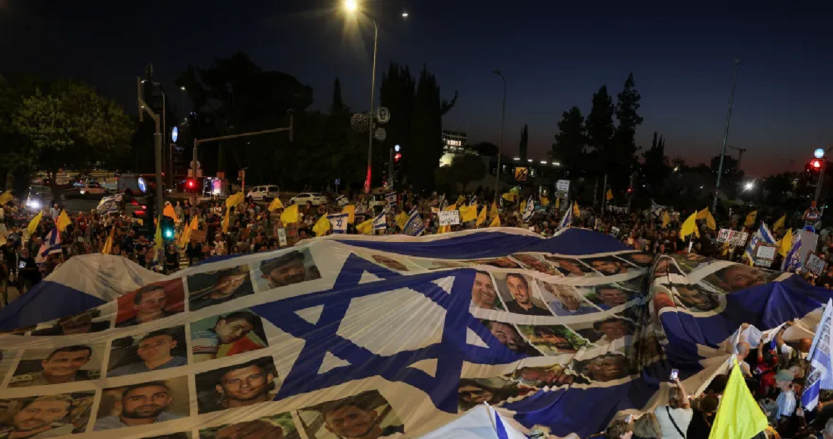 تحليل اخباري : فيديوهات الرهائن تسكت الإعلام الإسرائيلي عن التحدث بشأن أزمة مساعدات غزة