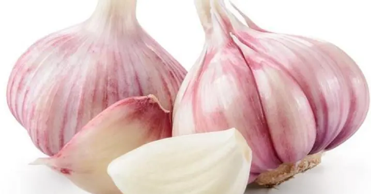 تعرف على الأطعمة التي تساعدك على التخلص من رائحة الثوم