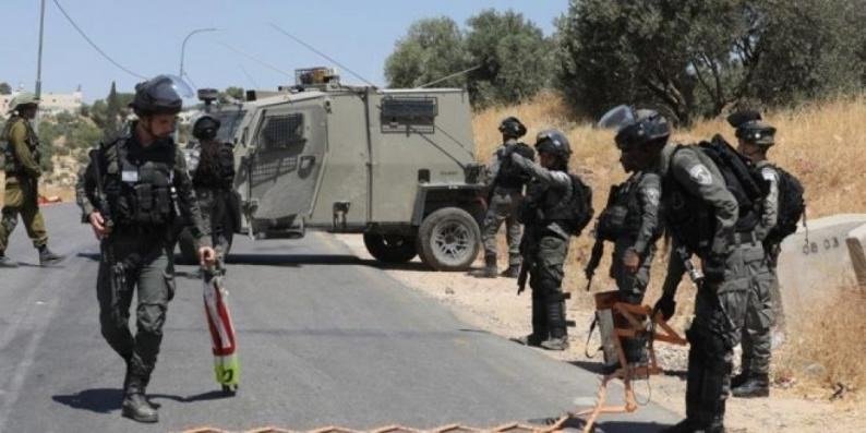 الاحتلال يعرقل وصول المعلمين والتلاميذ لمدرستهم في سوسيا بالخليل 