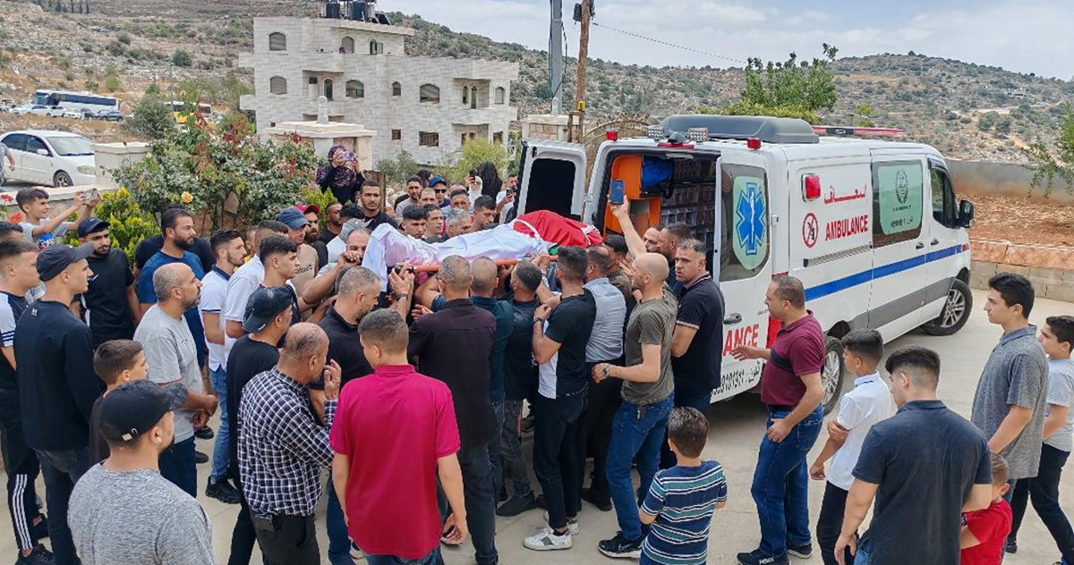 أهالي سلواد يودعون الشهيد خميس عياد إلى مثواه الأخير